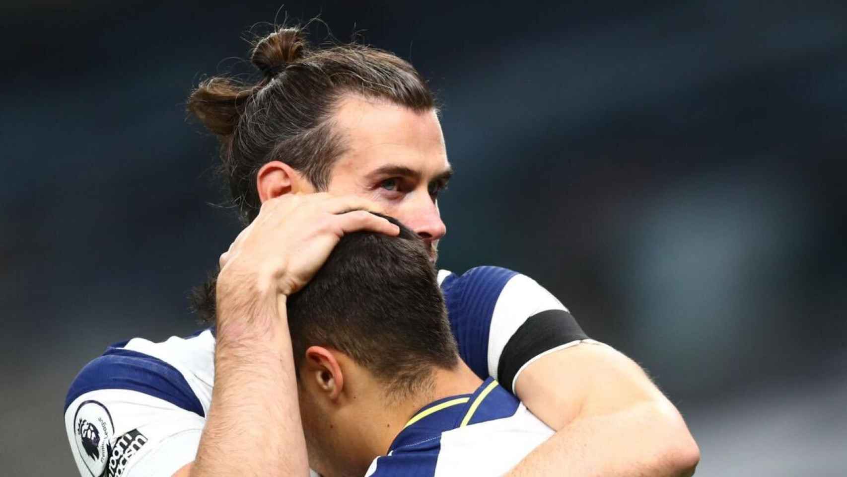 Bale se abraza a Reguilón