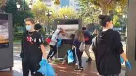 Un grupo de jóvenes limpian Logroño tras los disturbios.