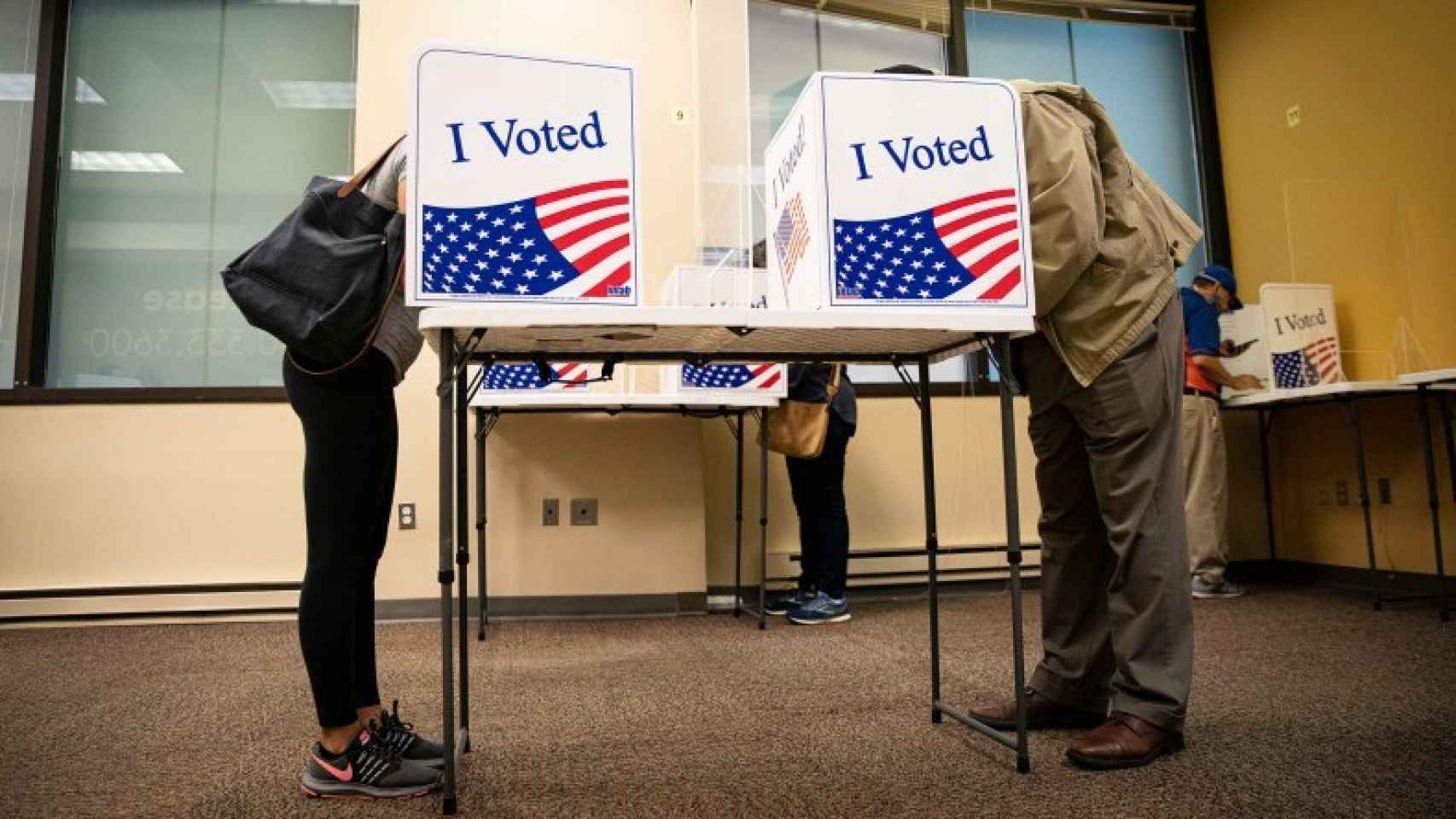 Personas votan de forma anticipada en Arlington, Virginia.