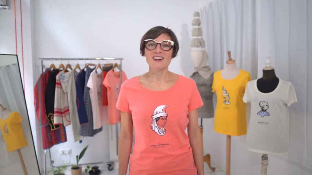 Oihane Pardo con una camiseta de Amarenak en el vídeo para la campaña de crowdfunding.