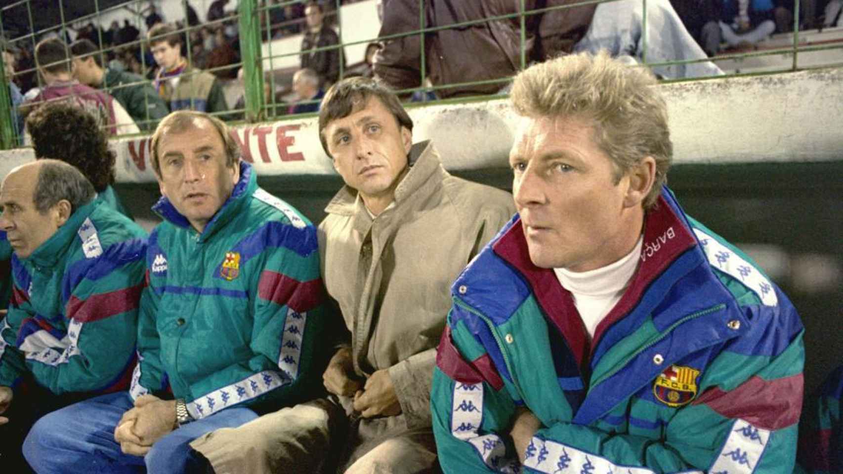 Toni Bruins, a la derecha en la imagen de Johan Cruyff, en el banquillo del Barça