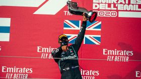 Hamilton celebra su victoria en Imola