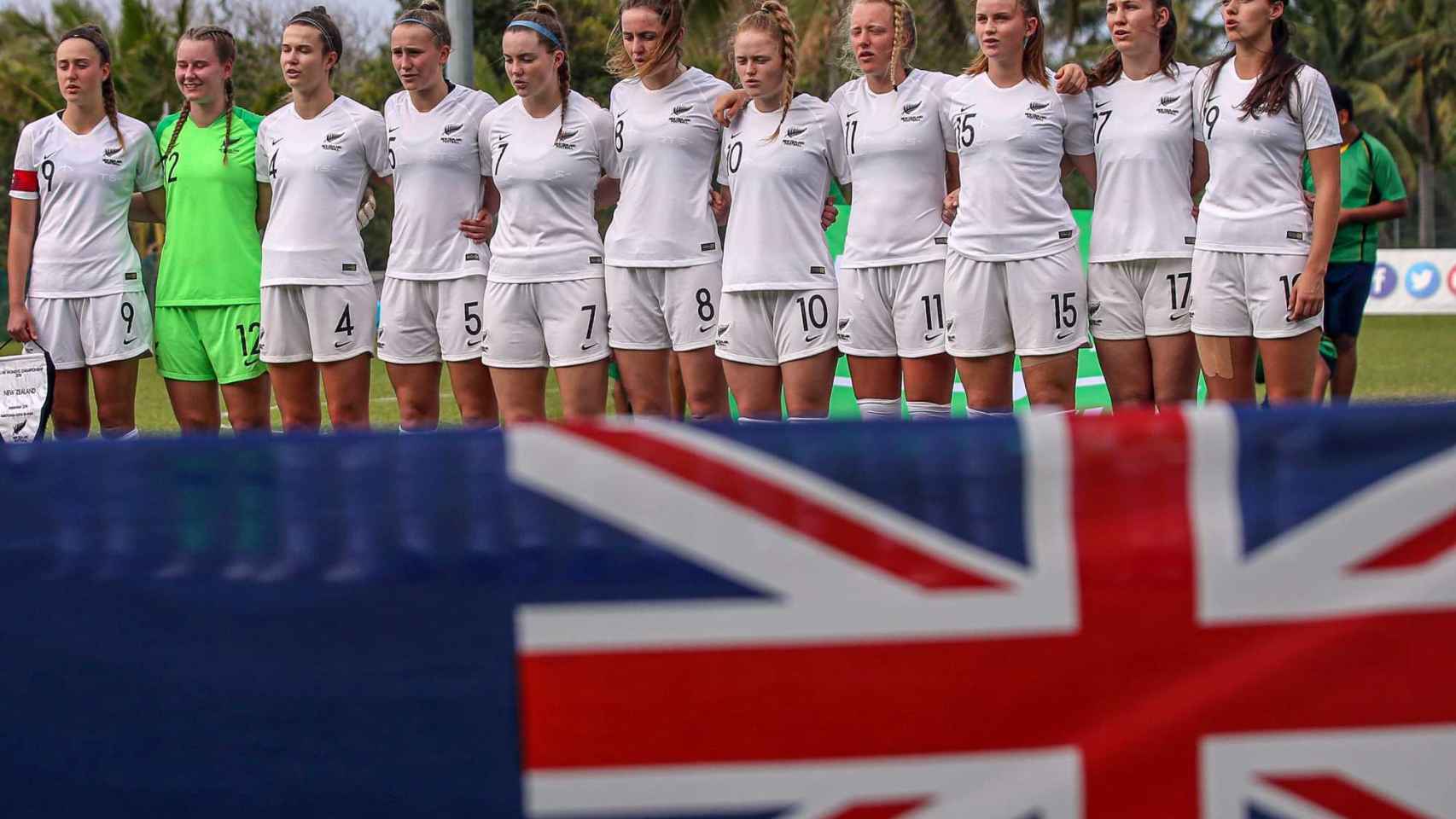 La selección de Nueva Zelanda con la bandera del país