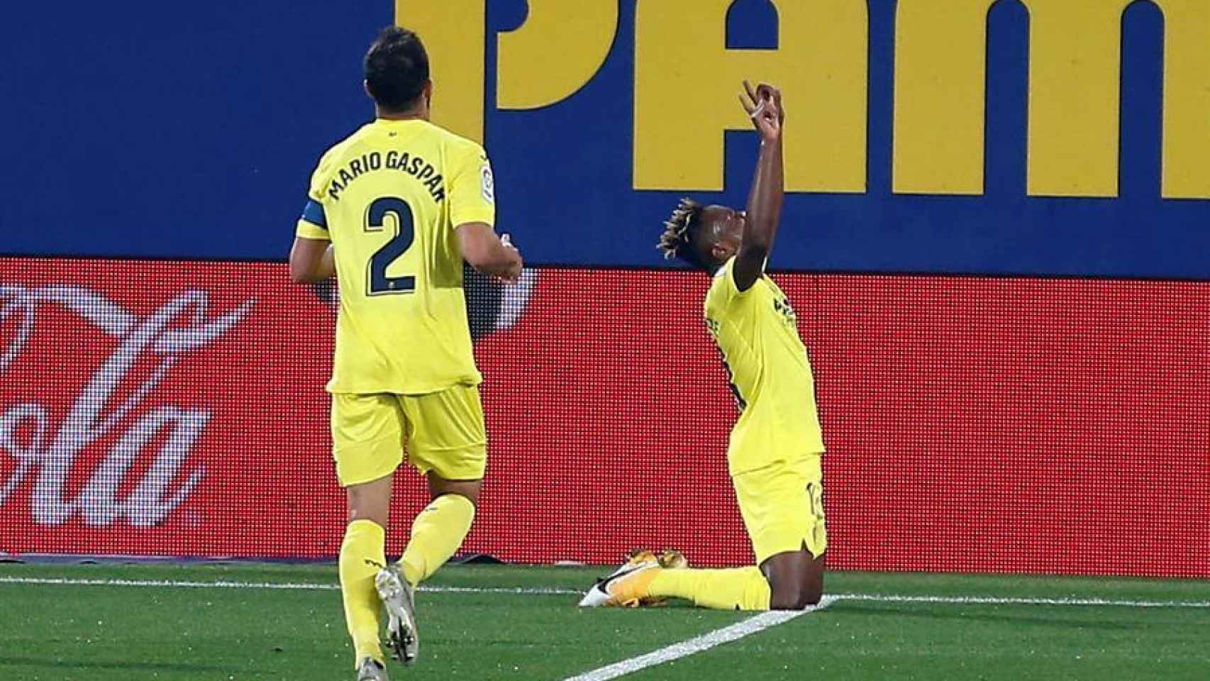Samuel Chukwueze celebra un gol con el Villarreal en La Liga
