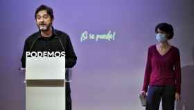 Rafa Mayoral e Isa Serra, portavoces de Podemos, en rueda de prensa.
