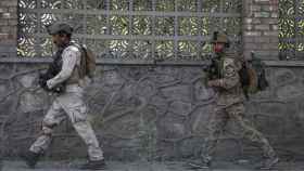 Dos soldados llegan al lugar del ataque en Kabul. Efe