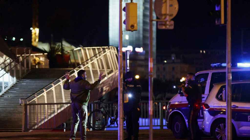 La policía de Viena chequea a una persona en Viena tras el ataque.