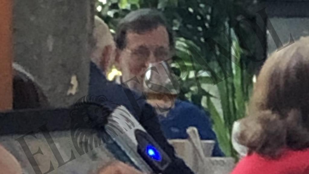 El expresidente Rajoy tomando una copa de vino en Madrid.