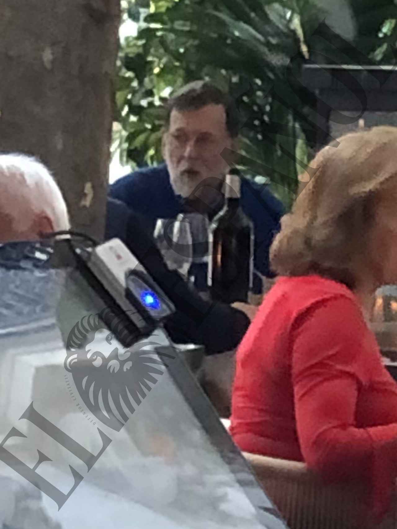Mariano Rajoy junto a algunos amigos en el restaurante Aarde.
