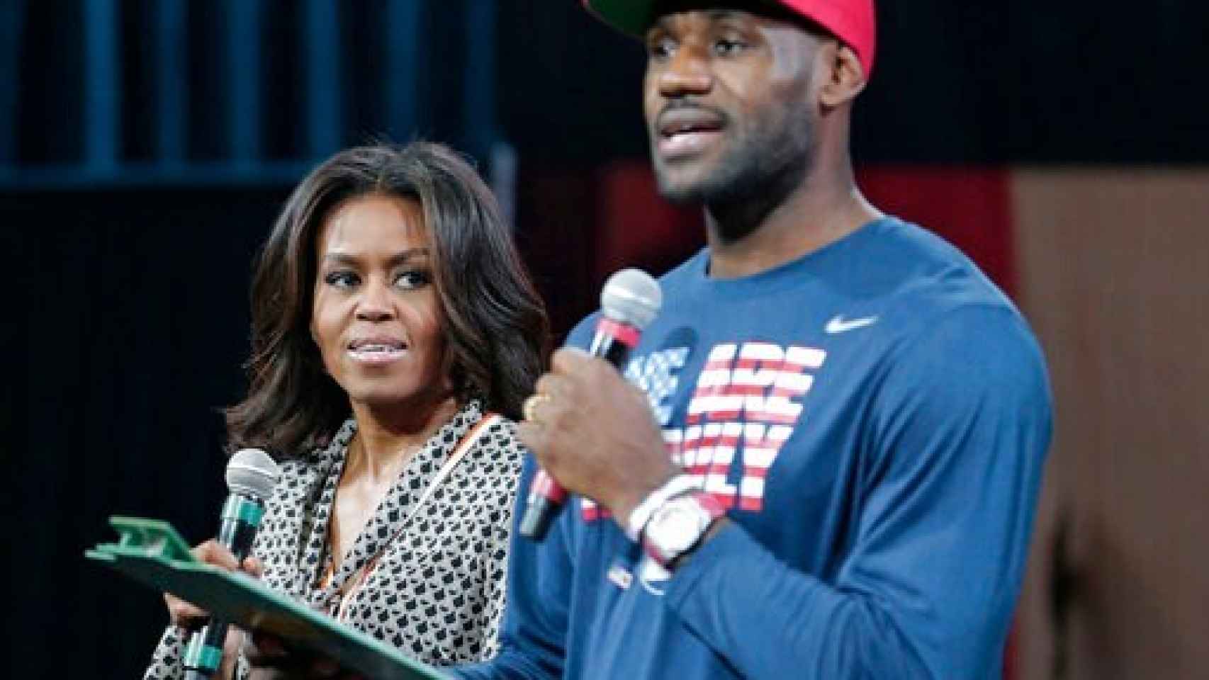 LeBron James y Michelle Obama pidiendo el voto