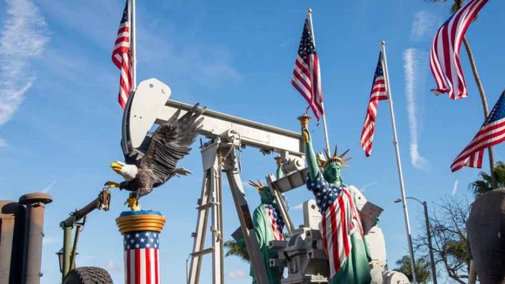 Banderas de EEUU en una plataforma petrolífera.