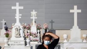 Una mujer visita el cementerio de San Fernando por el Día de Todos los Santos en Sevilla. REUTERS/Marcelo del Pozo