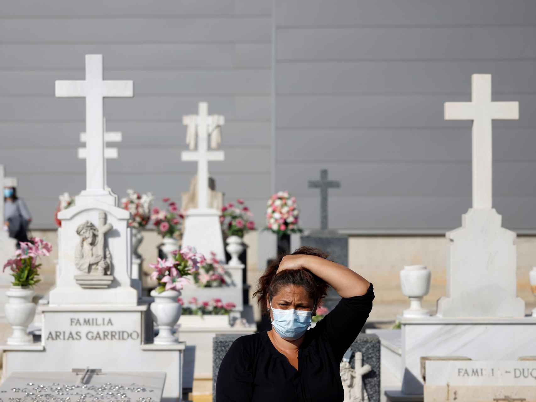 Una mujer visita el cementerio de San Fernando por el Día de Todos los Santos en Sevilla. REUTERS/Marcelo del Pozo