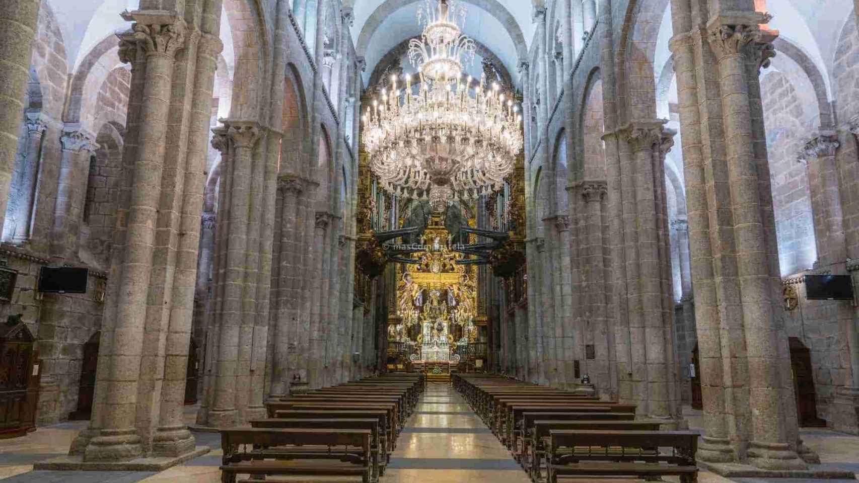 Imagen de la nave mayor de la catedral de Santiago de Compostela con sus pilares y capiteles.