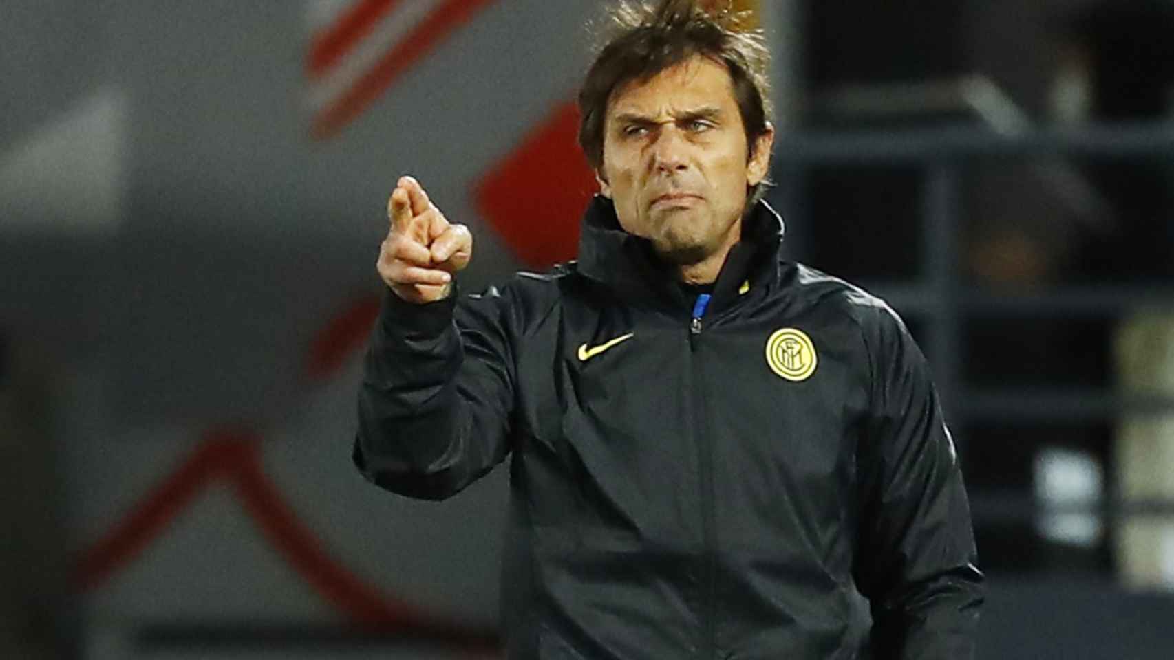 Antonio Conte da órdenes a sus jugadores del Inter de Milán