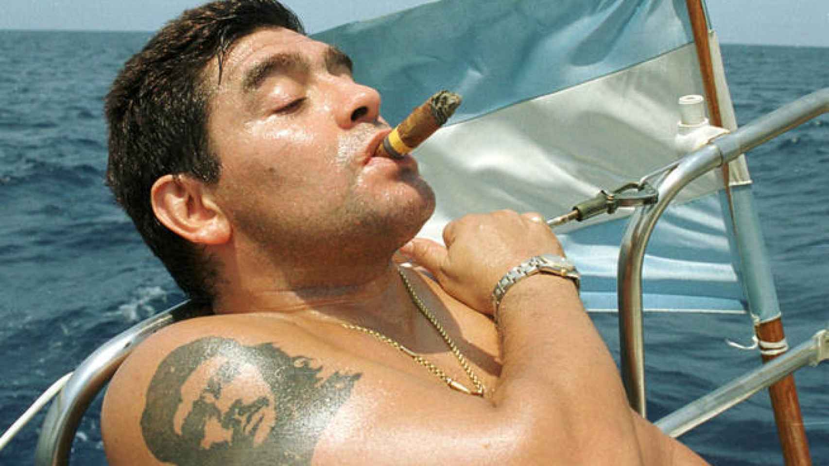 Diego Armando Maradona, fumando un puro en Cuba
