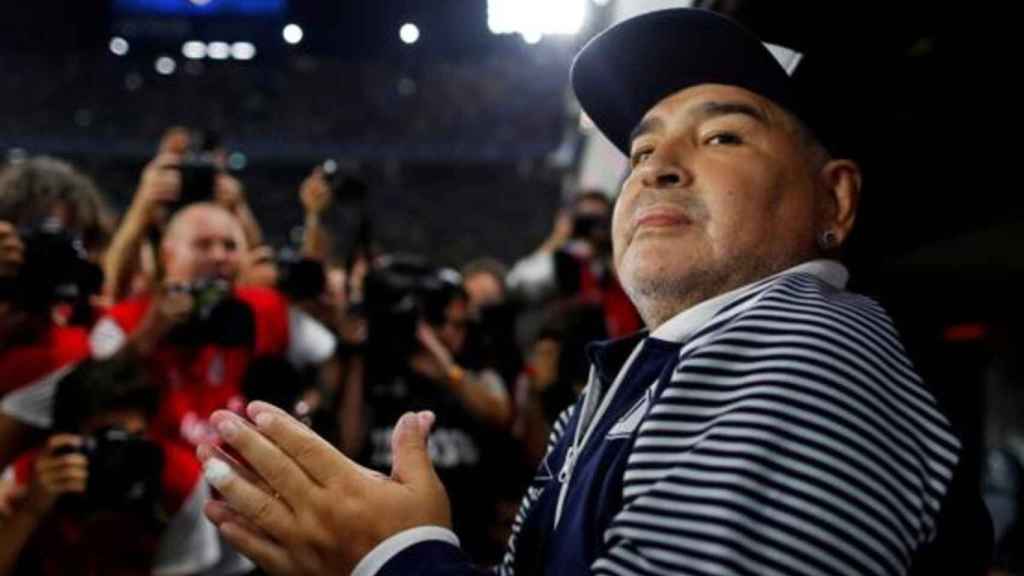 Diego Armando Maradona, siendo fotografiado en el banquillo