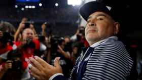 Diego Armando Maradona, siendo fotografiado en el banquillo