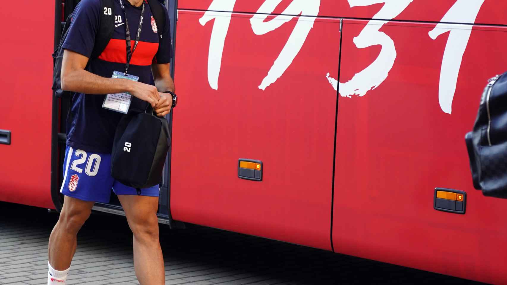Jesús Vallejo, bajando del autobús del Granada CF