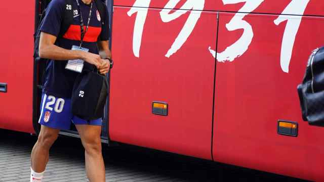 Jesús Vallejo, bajando del autobús del Granada CF