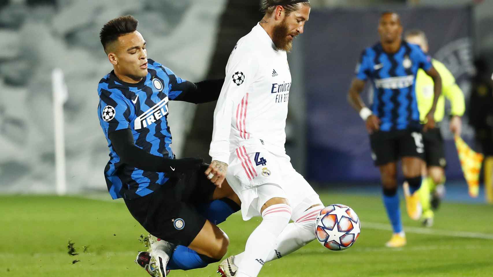 Lautaro Martínez intenta robar el balón a Sergio Ramos