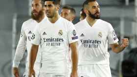Los jugadores del Real Madrid felicitan a Benzema por su gol al Inter de Milán