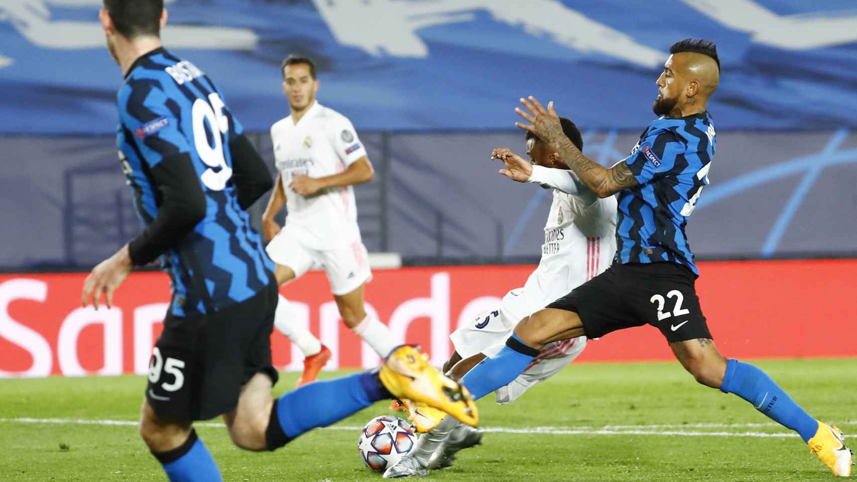 Rodrygo evita la presión de Arturo Vidal y logra marcar el tercer gol del Real Madrid al Inter de Milán
