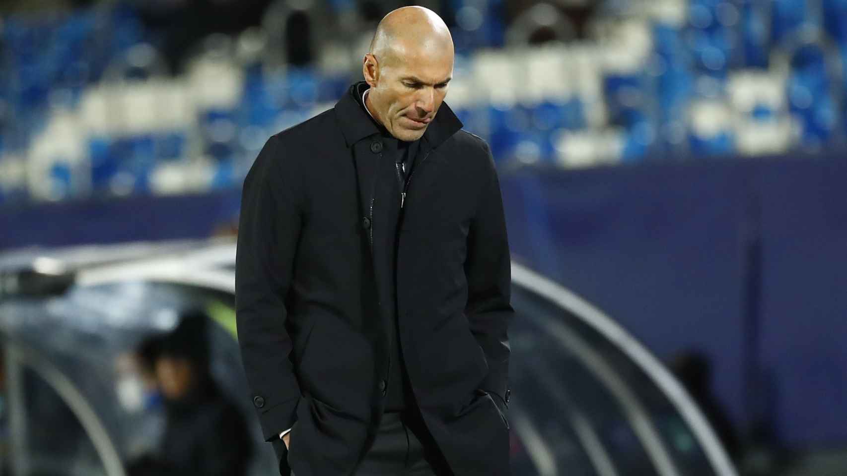 Zidane, pensativo en la banda del Estadio Alfredo Di Stéfano