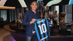 Scariolo posa con una camiseta del Inter de Milán
