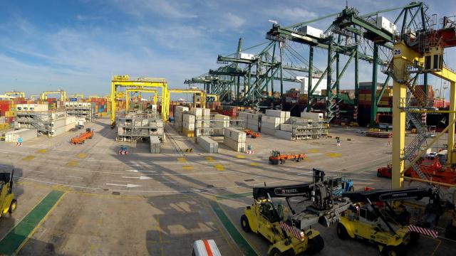 Vista de una terminal del Puerto de Valencia. EE