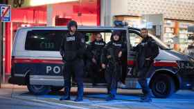 Agentes de la policía de Austria este lunes en el centro de Viena. Efe