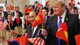 El presidente de Estados Unidos, Donald Trump, y el primer ministro de Vietnam, Nguyen Xuan Phuc.