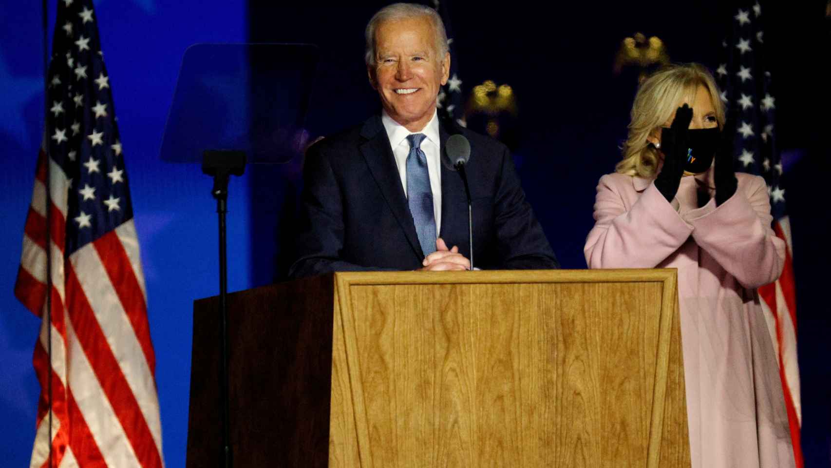 Joe Biden comparece junto su mujer para analizar los resultados electorales.
