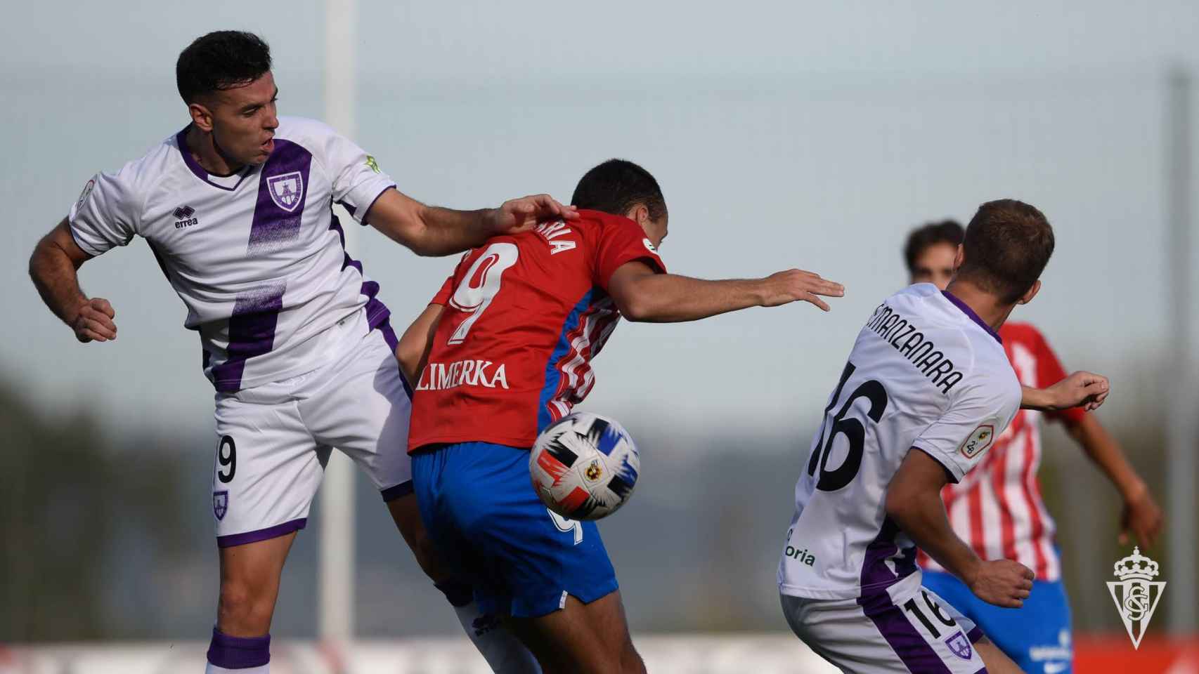 El Numancia, jugando su partido contra el Sporting de Gijón B