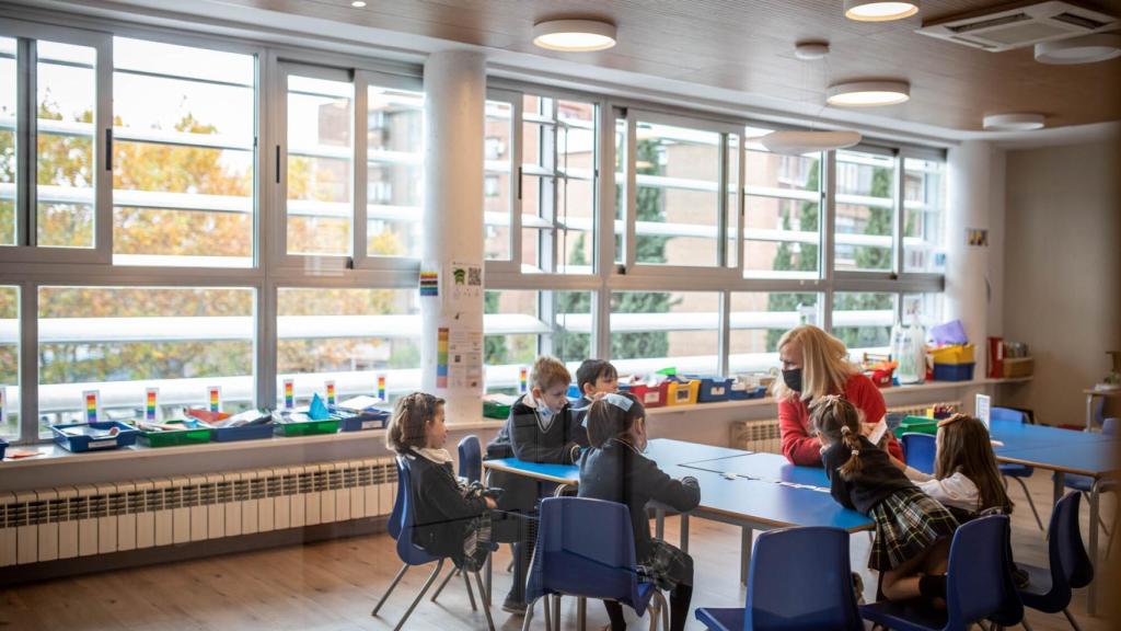 Los alumnos, de cinco años, reciben clase en una aula con todas las ventanas abiertas.