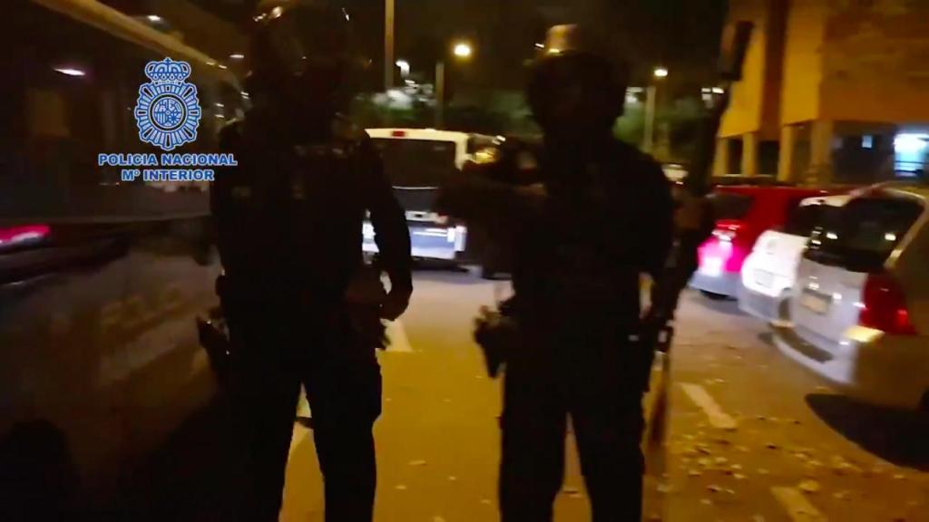 Dos de los agentes del operativo, instantes antes de entrar en los narcopisos.