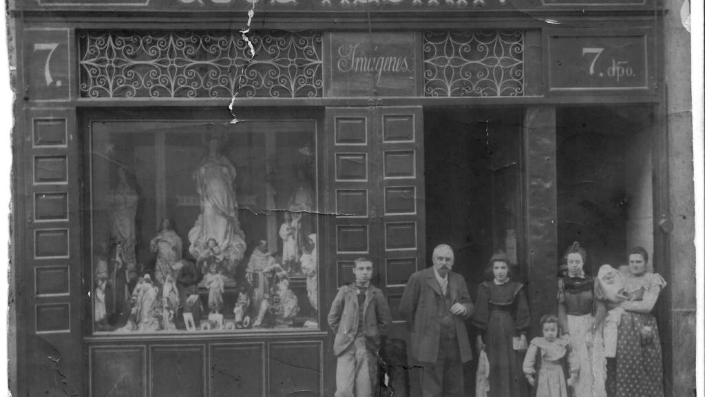 José Alsina Mascibí y su familia frente a la tienda en su inauguración.