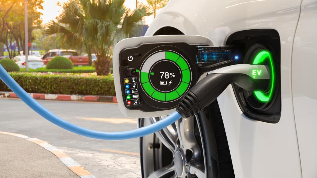 Toma de carga de un vehículo eléctrico.