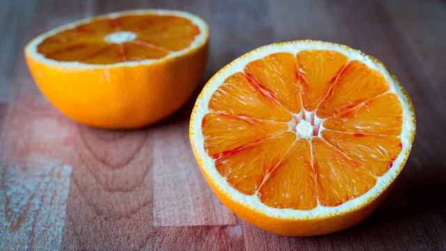Una naranja cortada por la mitad.