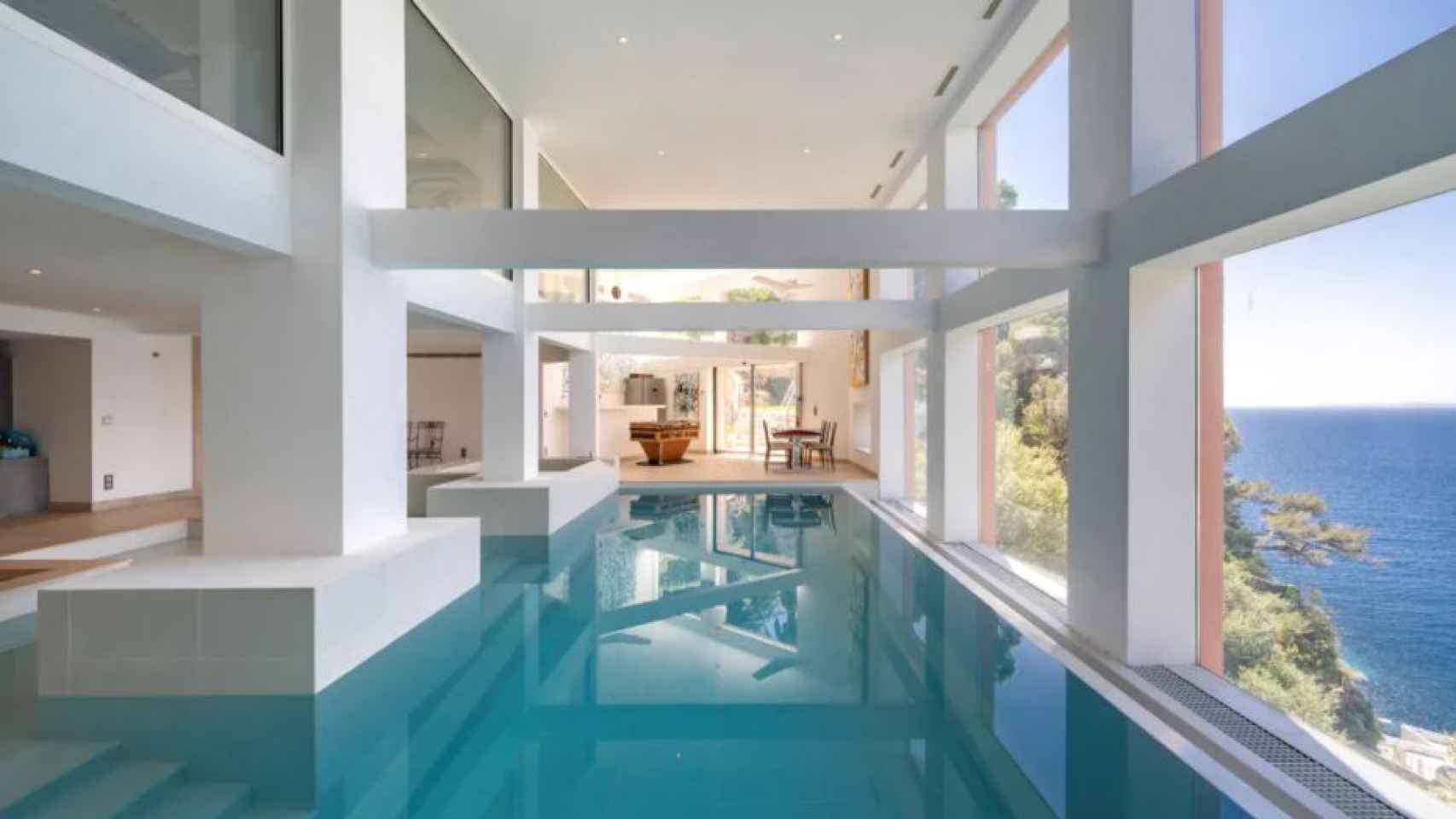 La propiedad cuenta con una piscina cubierta.