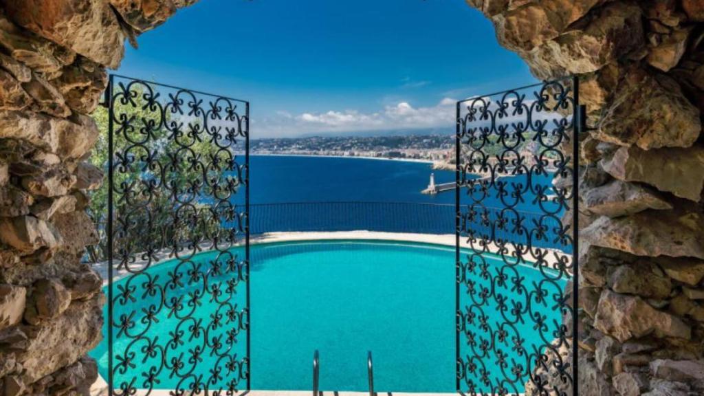 La que fuera casa de Sean Connery también tiene una piscina al aire libre.