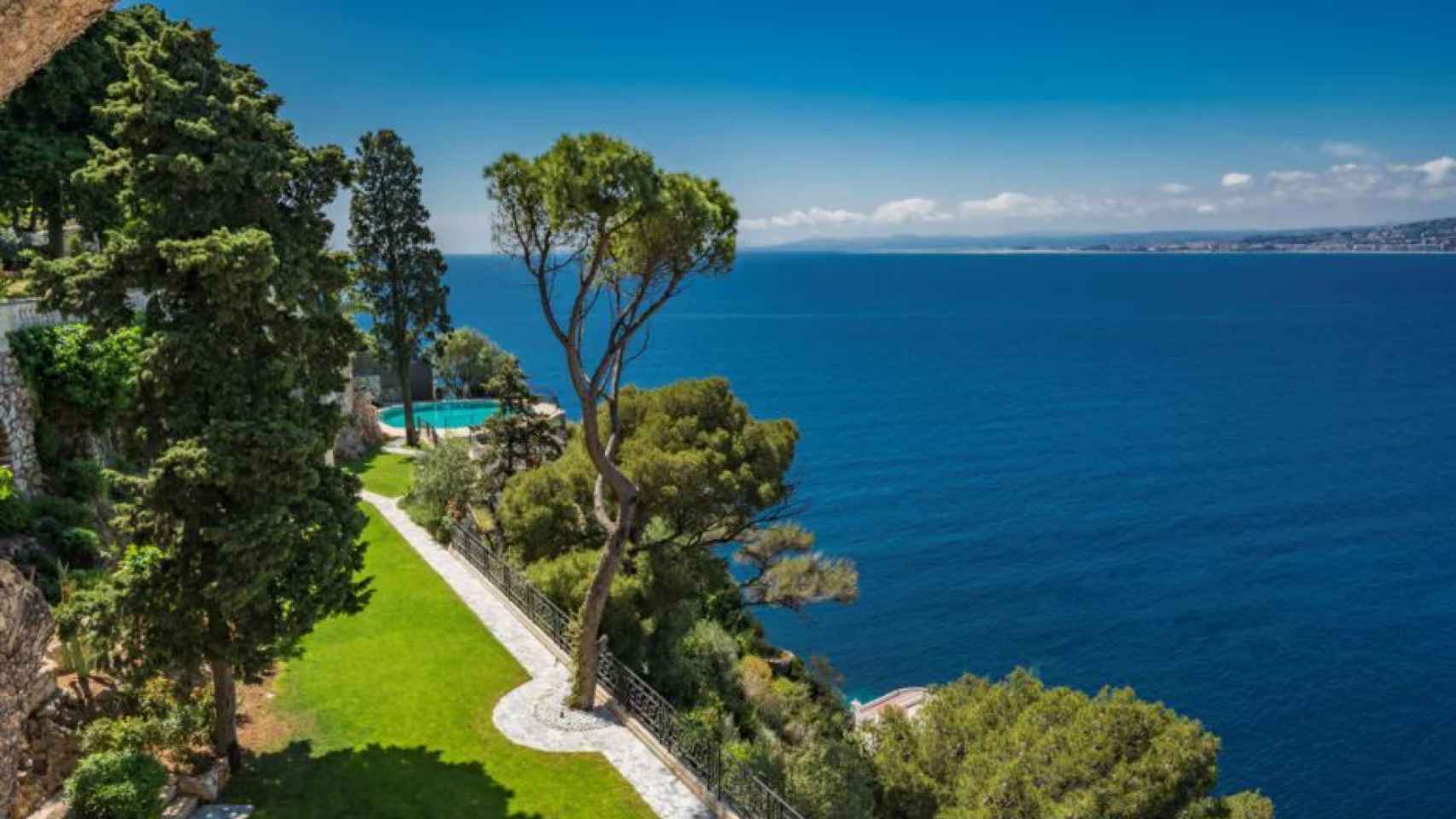 La propiedad tiene una impresionante vista a la ciudad de Niza y al mar Mediterráneo.