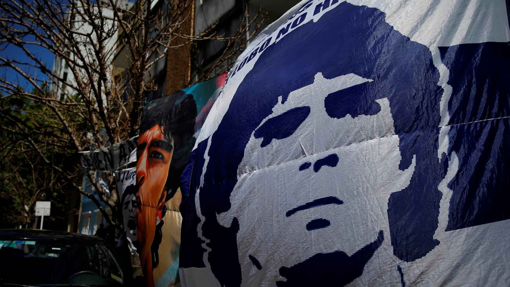Fans de Diego Maradona en la puerta de la clínica