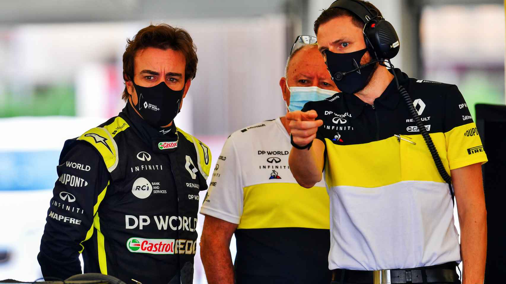 Fernando Alonso recibe órdenes de un ingeniero de Renault F1