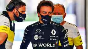 Fernando Alonso, junto a los ingenieros del equipo Renault