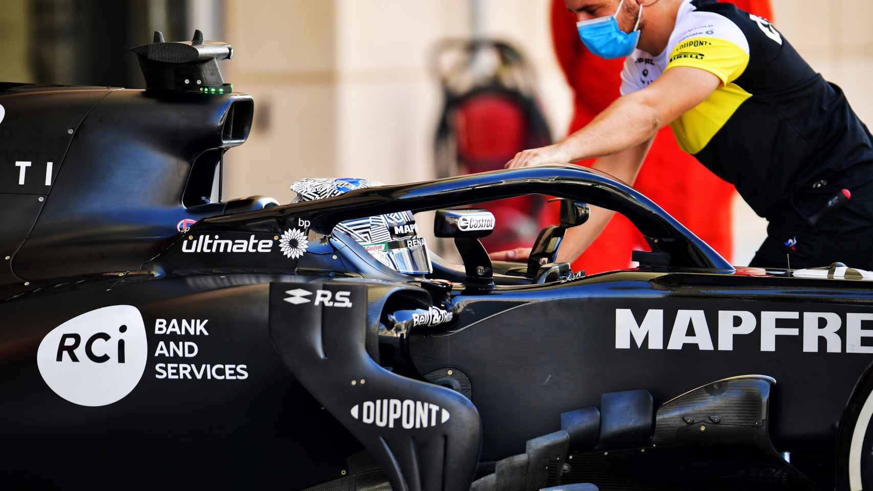 Fernando Alonso vuelve al garaje tras rodar en los test de Bahrein