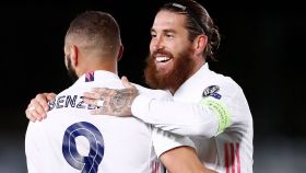 Benzema y Sergio Ramos celebran un gol del Real Madrid en la Champions League