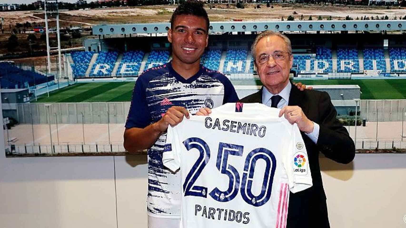 Casemiro y Florentino Pérez, junto a la camiseta conmemorativa de su partido 250 con el Real Madrid
