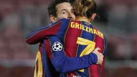 Abrazo de Messi y Griezmann para celebrar el gol del Barcelona en la Champions League