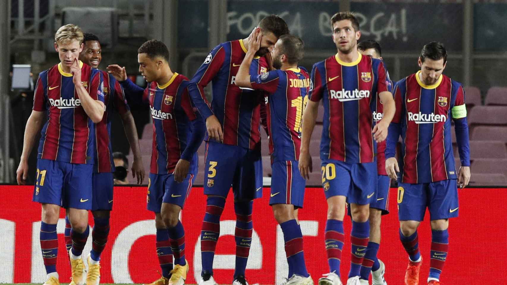 Los jugadores del Barcelona celebran el gol de Piqué en la Champions League